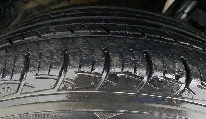 2013 Maruti Swift ZXI D, Petrol, Manual, 60,389 km, Right Rear Tyre Tread