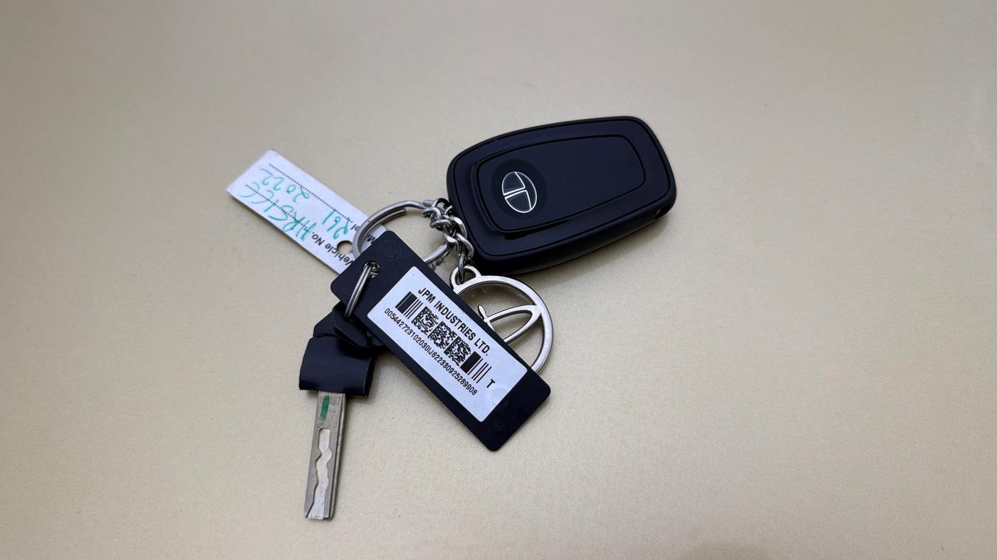 2020 Tata ALTROZ XZ PETROL, Petrol, Manual, 64,354 km, Key Close Up