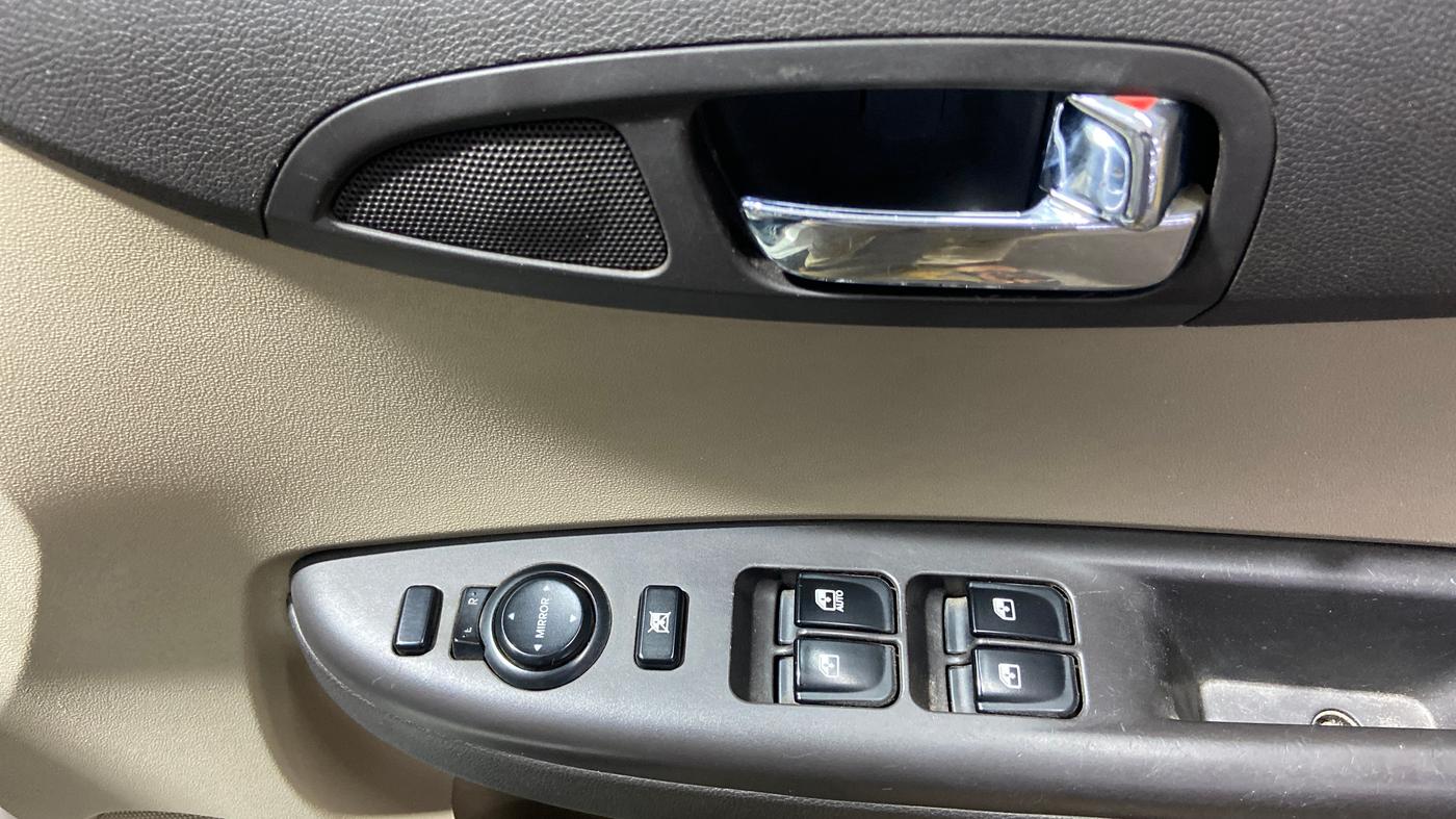 2013 Hyundai i20 SPORTZ 1.2, Petrol, Manual, 87,241 km, Driver Side Door Panels Control