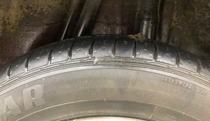 2015 Honda Jazz 1.5L I-DTEC VX, Diesel, Manual, 1,22,998 km, Left Rear Tyre Tread