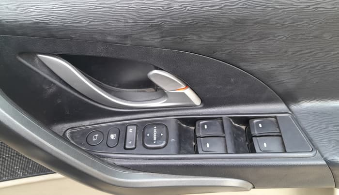 2015 Mahindra XUV500 W10, Diesel, Manual, 1,13,300 km, Driver Side Door Panels Control