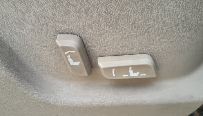 2015 Mahindra XUV500 W10, Diesel, Manual, 1,13,300 km, Driver Side Adjustment Panel