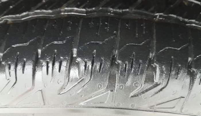 2015 Mahindra XUV500 W10, Diesel, Manual, 1,13,300 km, Right Front Tyre Tread