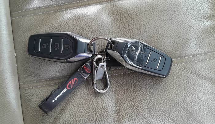 2015 Mahindra XUV500 W10, Diesel, Manual, 1,13,300 km, Key Close Up