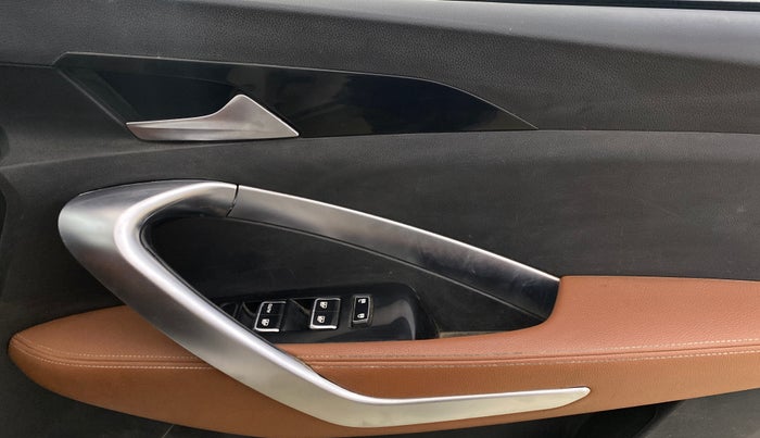 2020 MG HECTOR PLUS SMART 2.0 DIESEL TURBO MT 6-STR, Diesel, Manual, 1,42,262 km, Driver Side Door Panels Control