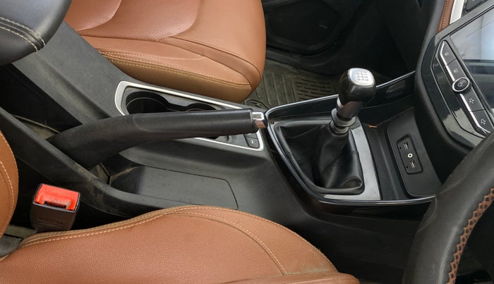 2020 MG HECTOR PLUS SMART 2.0 DIESEL TURBO MT 6-STR, Diesel, Manual, 1,42,262 km, Gear Lever