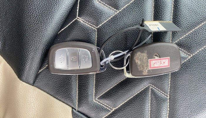 2015 Hyundai Xcent SX 1.2 (O), Petrol, Manual, 1,12,695 km, Key Close Up