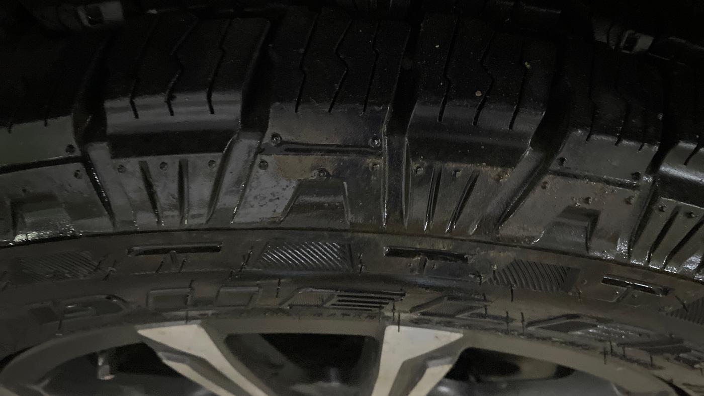 2022 Mahindra XUV700 AX 7 LUXURY D AWD AT 7 STR, Diesel, Automatic, 81,893 km, Right Front Tyre Tread