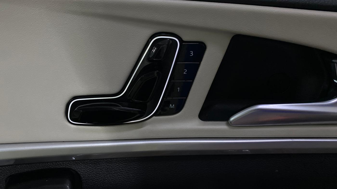 2022 Mahindra XUV700 AX 7 LUXURY D AWD AT 7 STR, Diesel, Automatic, 81,893 km, Driver Side Adjustment Panel