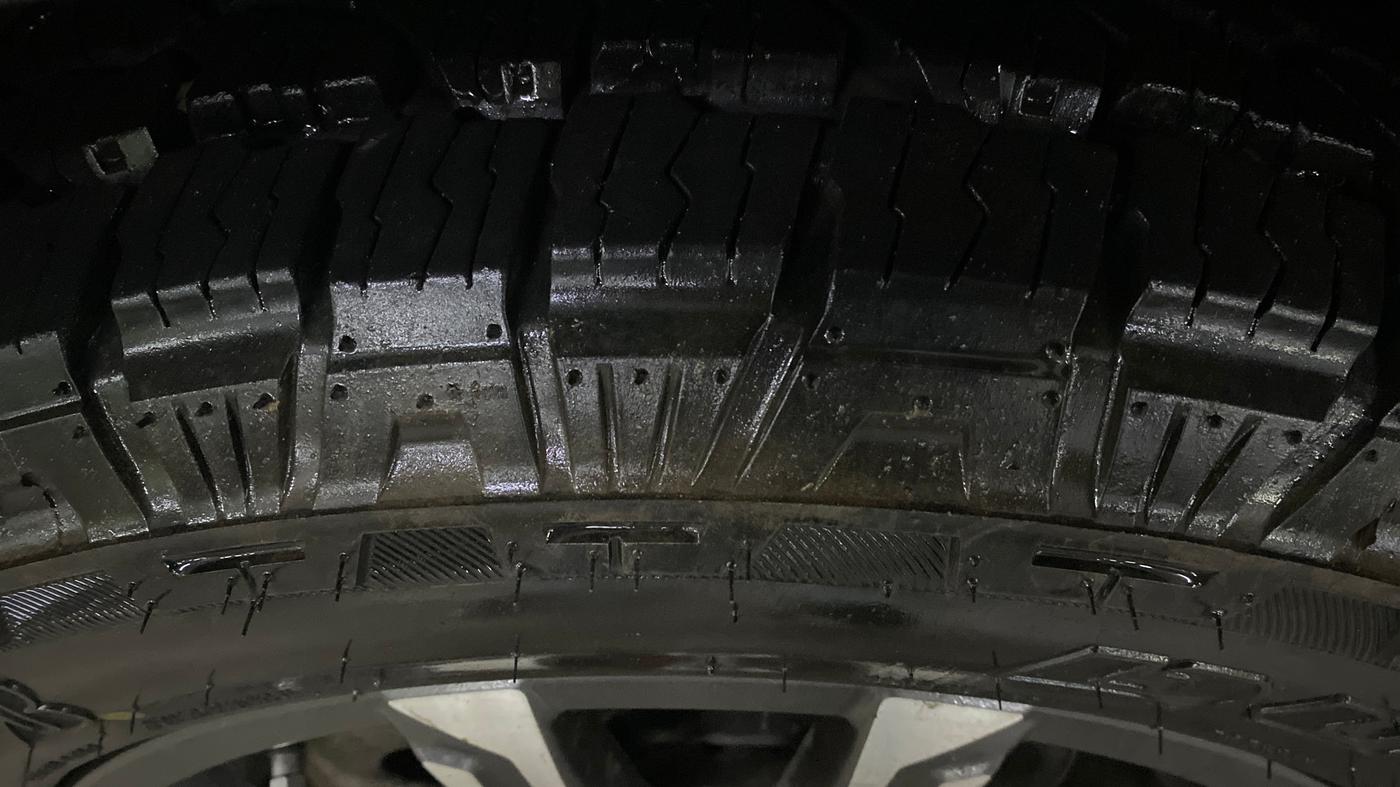 2022 Mahindra XUV700 AX 7 LUXURY D AWD AT 7 STR, Diesel, Automatic, 81,893 km, Left Front Tyre Tread