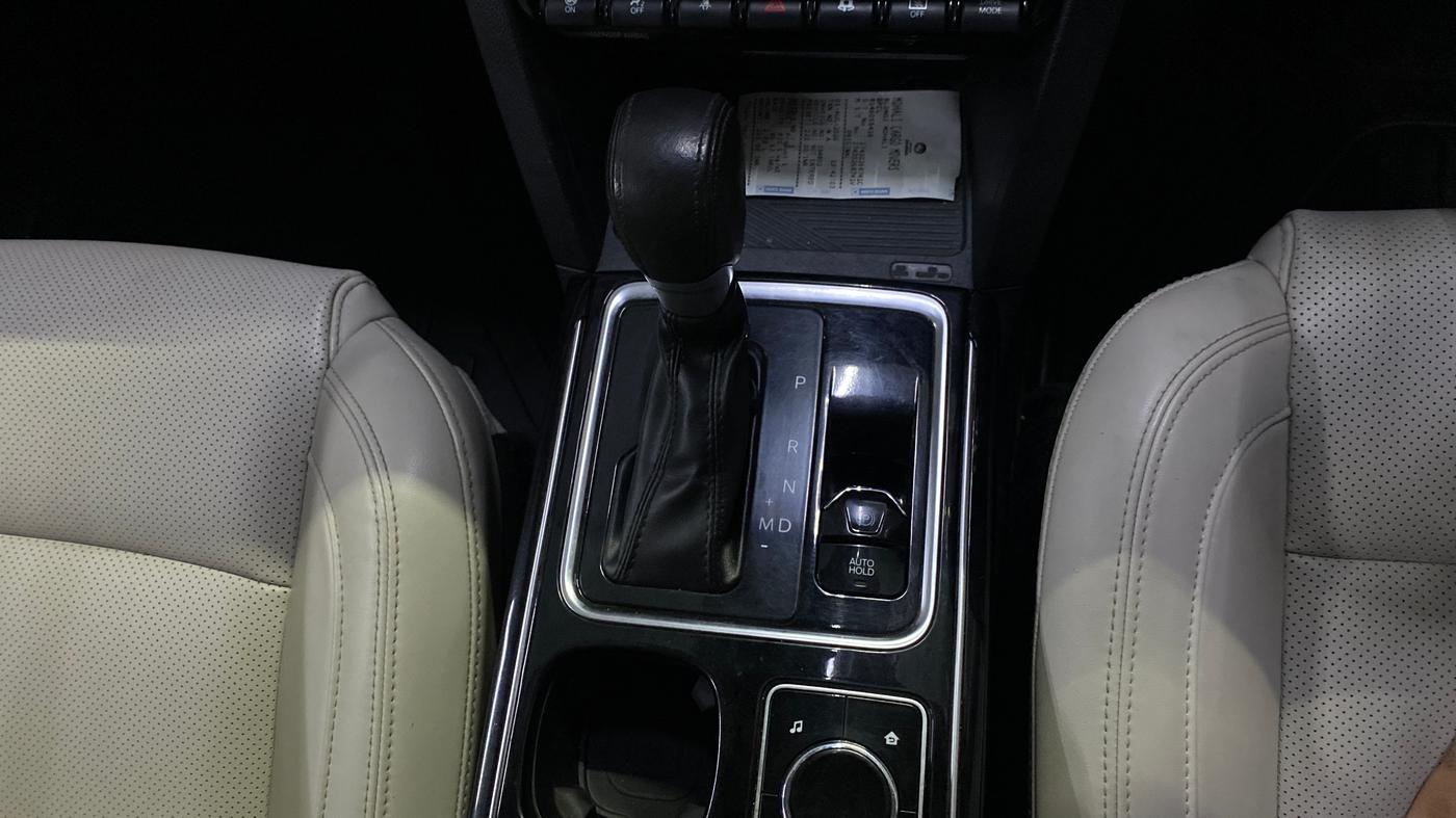 2022 Mahindra XUV700 AX 7 LUXURY D AWD AT 7 STR, Diesel, Automatic, 81,893 km, Gear Lever