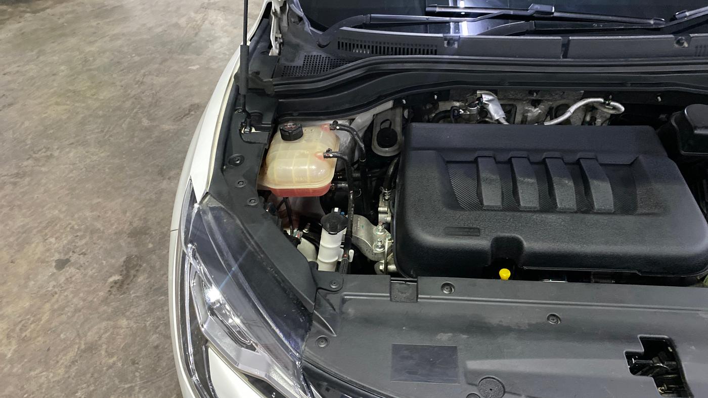2022 Mahindra XUV700 AX 7 LUXURY D AWD AT 7 STR, Diesel, Automatic, 81,893 km, Engine View - Right