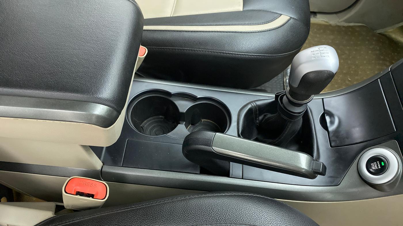 2018 Mahindra XUV500 W9, Diesel, Manual, 47,899 km, Gear Lever