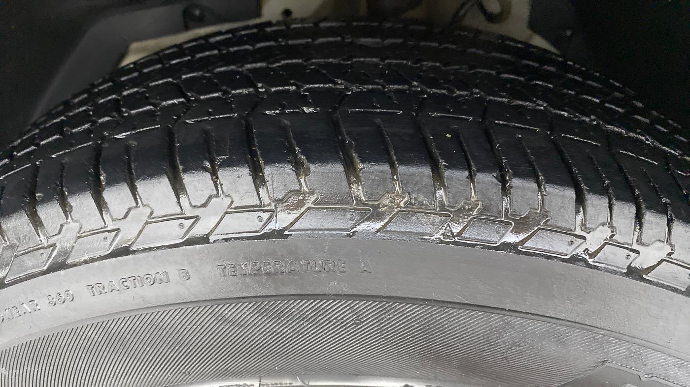 2018 Mahindra XUV500 W9, Diesel, Manual, 47,899 km, Left Front Tyre Tread
