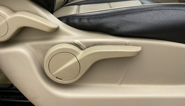 2018 Mahindra XUV500 W9, Diesel, Manual, 47,899 km, Driver Side Adjustment Panel