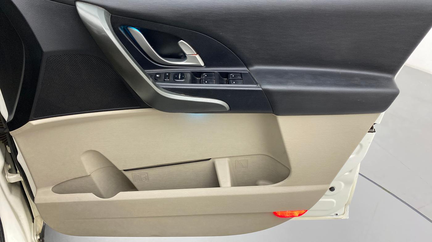 2018 Mahindra XUV500 W9, Diesel, Manual, 47,899 km, Driver Side Door Panels Control