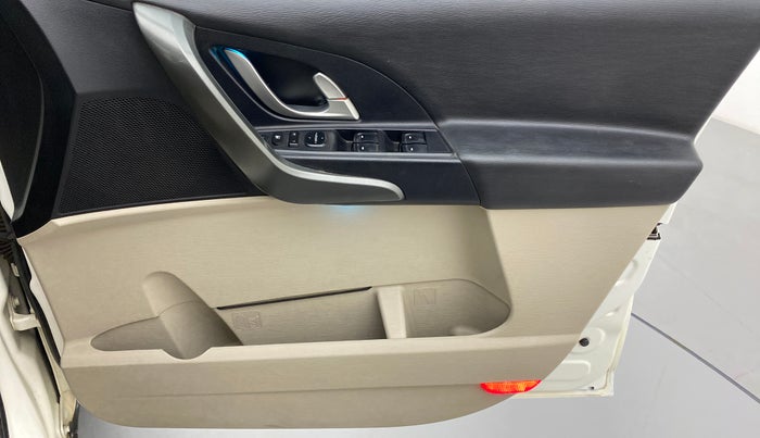 2018 Mahindra XUV500 W9, Diesel, Manual, 47,899 km, Driver Side Door Panels Control