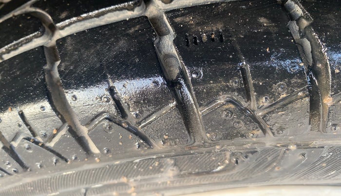 2015 Hyundai Eon MAGNA +, Petrol, Manual, 68,938 km, Left Rear Tyre Tread