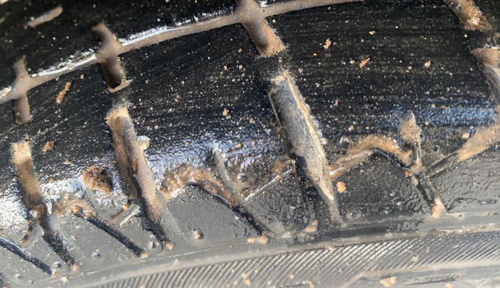 2015 Hyundai Eon MAGNA +, Petrol, Manual, 68,938 km, Left Front Tyre Tread