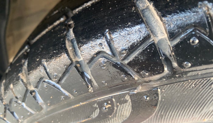 2015 Hyundai Eon MAGNA +, Petrol, Manual, 68,938 km, Right Front Tyre Tread