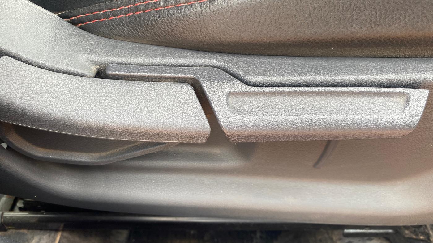 2020 Hyundai AURA S 1.2 AMT, CNG, Automatic, 1,07,451 km, Driver Side Adjustment Panel