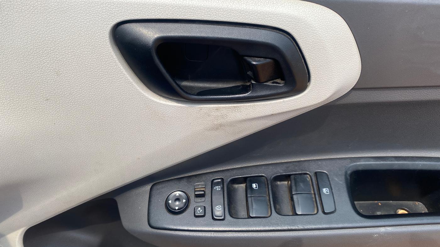 2020 Hyundai AURA S 1.2 AMT, CNG, Automatic, 1,07,451 km, Driver Side Door Panels Control