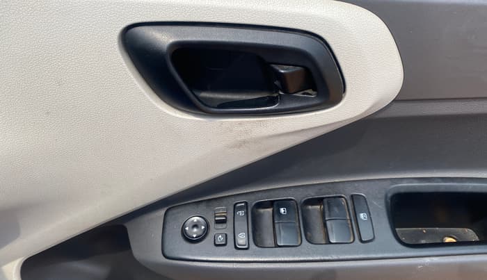 2020 Hyundai AURA S 1.2 AMT, CNG, Automatic, 1,07,451 km, Driver Side Door Panels Control