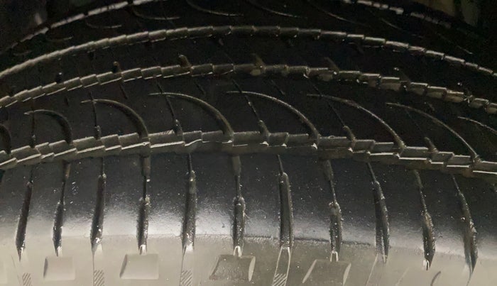 2015 Mahindra XUV500 W10, Diesel, Manual, 83,012 km, Left Front Tyre Tread