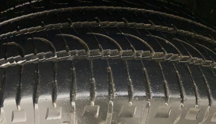 2015 Mahindra XUV500 W10, Diesel, Manual, 83,012 km, Right Front Tyre Tread