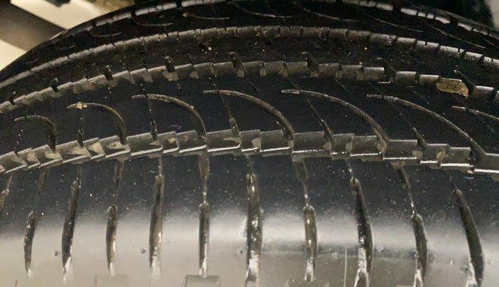 2015 Mahindra XUV500 W10, Diesel, Manual, 83,012 km, Right Rear Tyre Tread