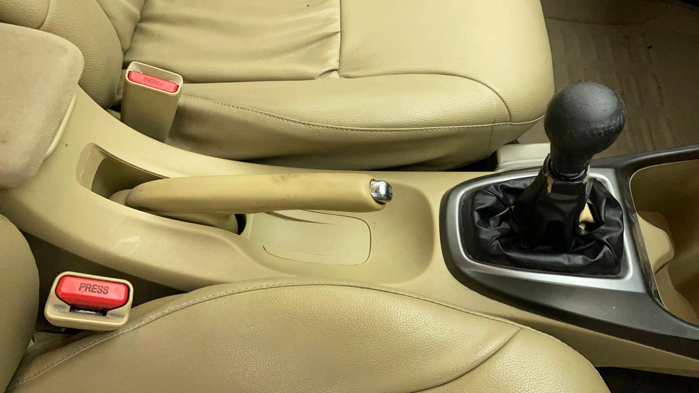 2013 Honda City 1.5L I-VTEC V MT SUNROOF, Petrol, Manual, 1,24,330 km, Gear Lever