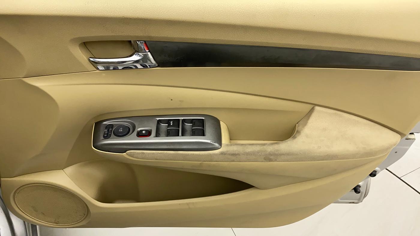 2013 Honda City 1.5L I-VTEC V MT SUNROOF, Petrol, Manual, 1,24,330 km, Driver Side Door Panels Control
