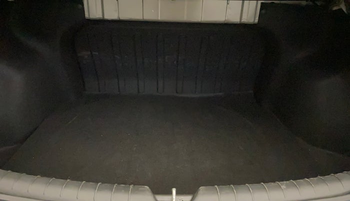 2017 Hyundai Verna 1.6 VTVT SX O, Petrol, Manual, 64,229 km, Boot Inside