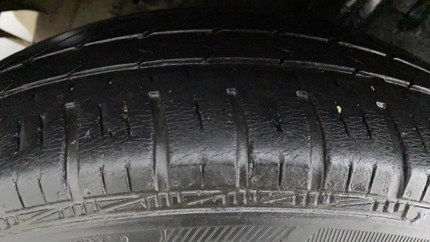 2017 Hyundai Grand i10 SPORTZ (O) 1.2 AT VTVT, Petrol, Automatic, 29,962 km, Right Rear Tyre Tread