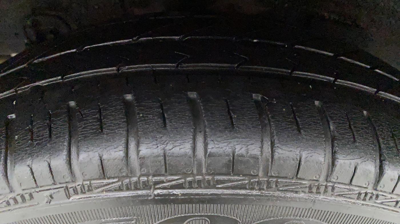 2017 Hyundai Grand i10 SPORTZ (O) 1.2 AT VTVT, Petrol, Automatic, 29,962 km, Right Front Tyre Tread