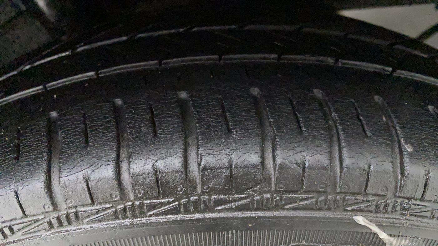 2017 Hyundai Grand i10 SPORTZ (O) 1.2 AT VTVT, Petrol, Automatic, 29,962 km, Left Front Tyre Tread