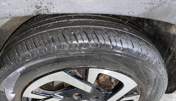 2022 Nissan MAGNITE XV PREMIUM, Petrol, Manual, 10,015 km, Right Front Tyre Tread