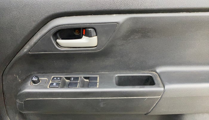2021 Maruti New Wagon-R VXI 1.0, CNG, Manual, 72,366 km, Driver Side Door Panels Control