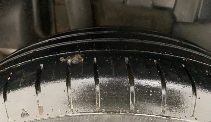 2018 Maruti Swift ZXI AMT, Petrol, Automatic, 1,06,419 km, Right Rear Tyre Tread