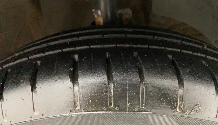 2018 Maruti Swift ZXI AMT, Petrol, Automatic, 1,06,419 km, Right Front Tyre Tread