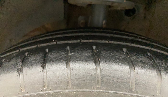 2018 Maruti Swift ZXI AMT, Petrol, Automatic, 1,06,419 km, Left Front Tyre Tread