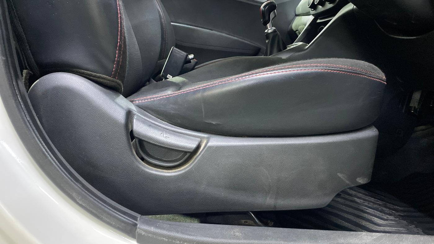 2018 Hyundai Grand i10 SPORTZ U2 1.2 KAPPA CRDI DUAL TONE, Diesel, Manual, 63,217 km, Driver Side Adjustment Panel