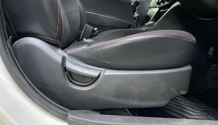 2018 Hyundai Grand i10 SPORTZ U2 1.2 KAPPA CRDI DUAL TONE, Diesel, Manual, 63,160 km, Driver Side Adjustment Panel