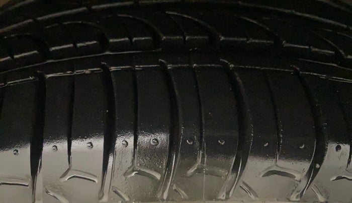 2015 Volkswagen Vento HIGHLINE PETROL AT, Petrol, Automatic, 63,138 km, Right Front Tyre Tread