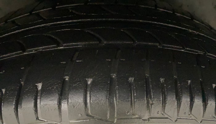 2015 Volkswagen Vento HIGHLINE PETROL AT, Petrol, Automatic, 63,138 km, Right Rear Tyre Tread