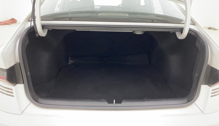 2025 Hyundai Verna SX (O) 1.5 TURBO PETROL DCT, Petrol, Automatic, 6,235 km, Boot Inside