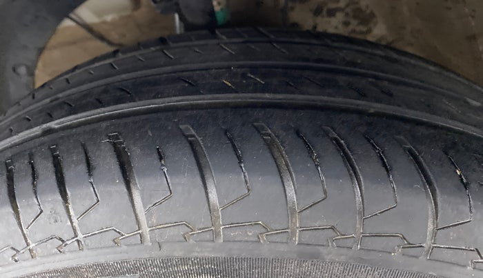 2021 Maruti Swift VXI D, Petrol, Manual, 42,298 km, Left Front Tyre Tread