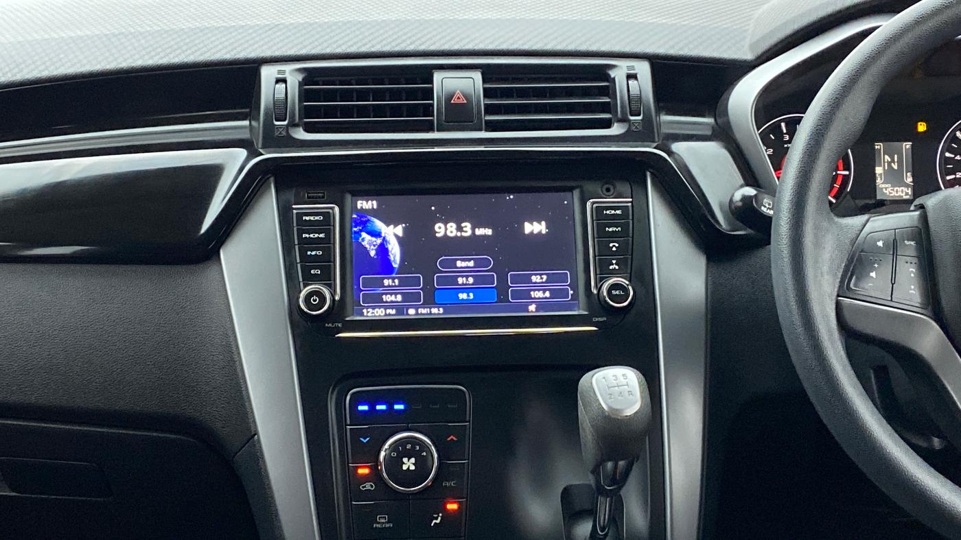 2018 Mahindra KUV 100 NXT K8 P 6 STR DUAL TONE, Petrol, Manual, 45,003 km, Air Conditioner