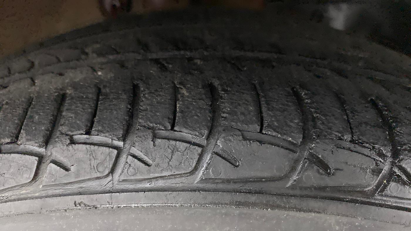 2018 Mahindra KUV 100 NXT K8 P 6 STR DUAL TONE, Petrol, Manual, 45,003 km, Right Front Tyre Tread