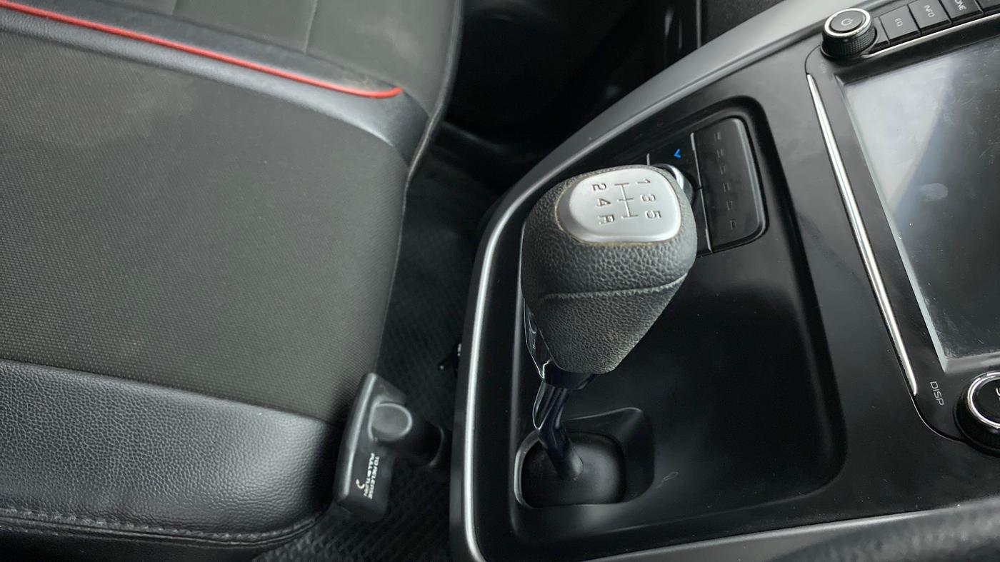 2018 Mahindra KUV 100 NXT K8 P 6 STR DUAL TONE, Petrol, Manual, 45,003 km, Gear Lever